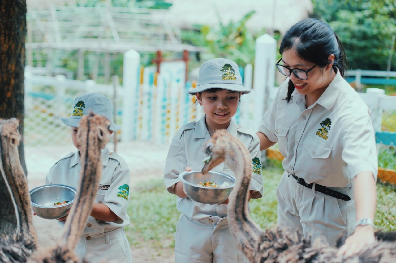 Các du khách nhí trải nghiệm tương tác với động vật tại Vinpearl Safari Phú Quốc (Ảnh: Vinpearl Safari Phú Quốc).